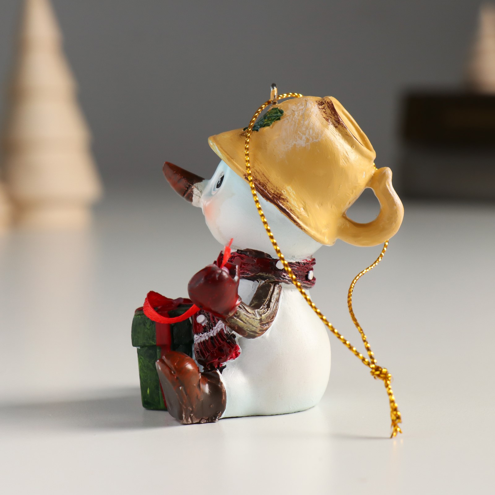 Сувенир Sima-Land полистоун подвеска «Снеговичок с чашкой на голове распаковывает подарок» 6х5х6 см - фото 4
