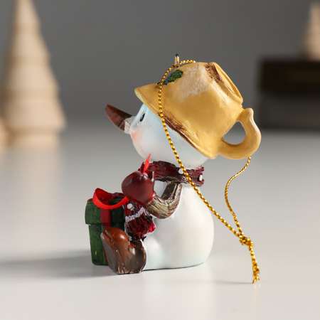 Сувенир Sima-Land полистоун подвеска «Снеговичок с чашкой на голове распаковывает подарок» 6х5х6 см