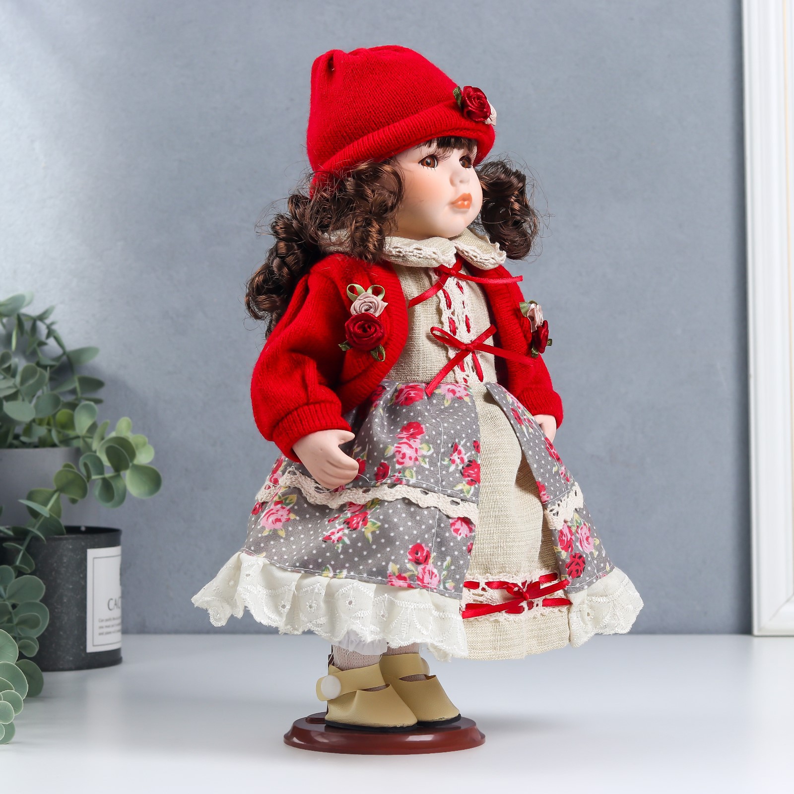 Кукла коллекционная Зимнее волшебство керамика «Лиза в платье с цветами в красном жакете» 30 см - фото 2