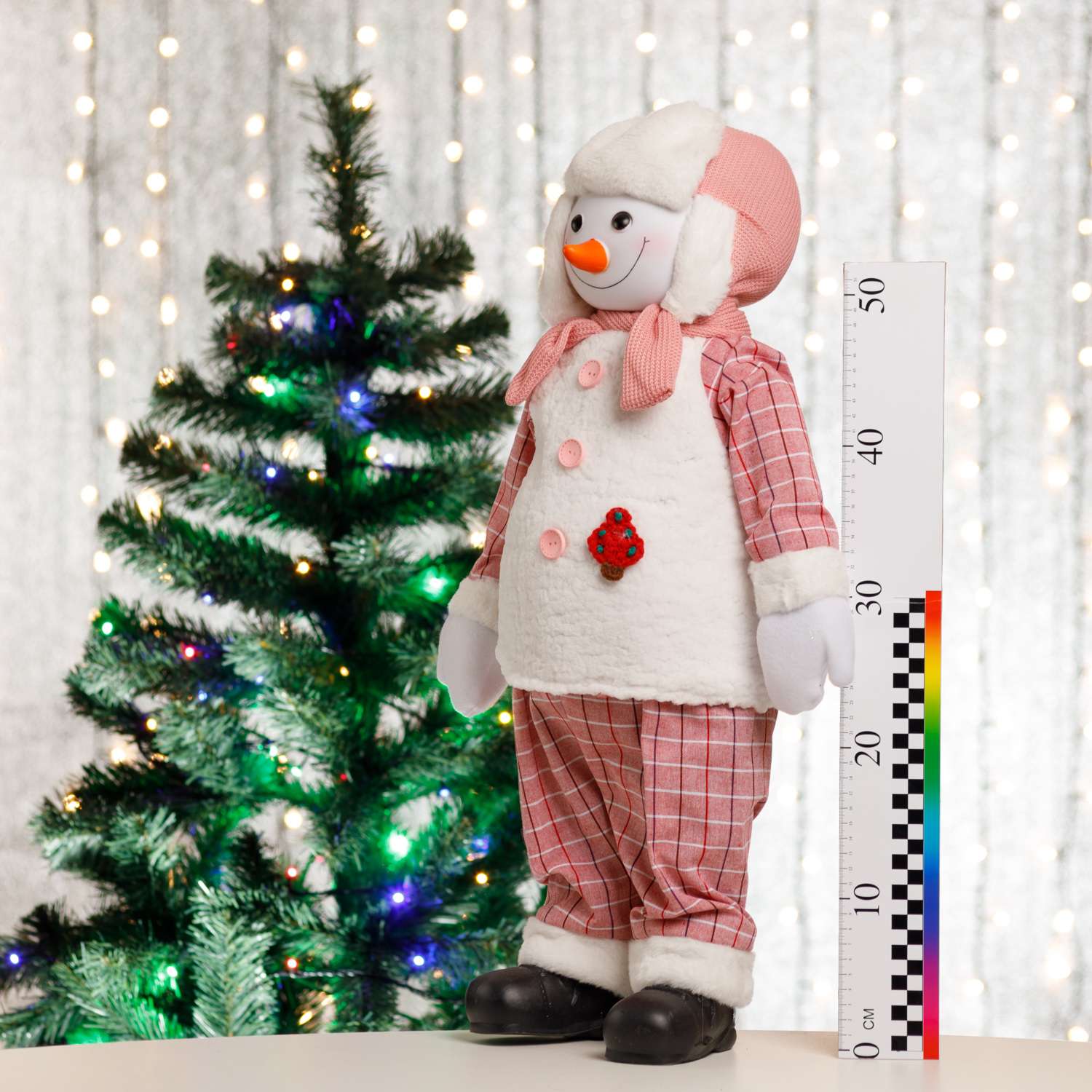 Фигура декоративная BABY STYLE Снеговик в костюме в розовую клеточку 60 см - фото 4