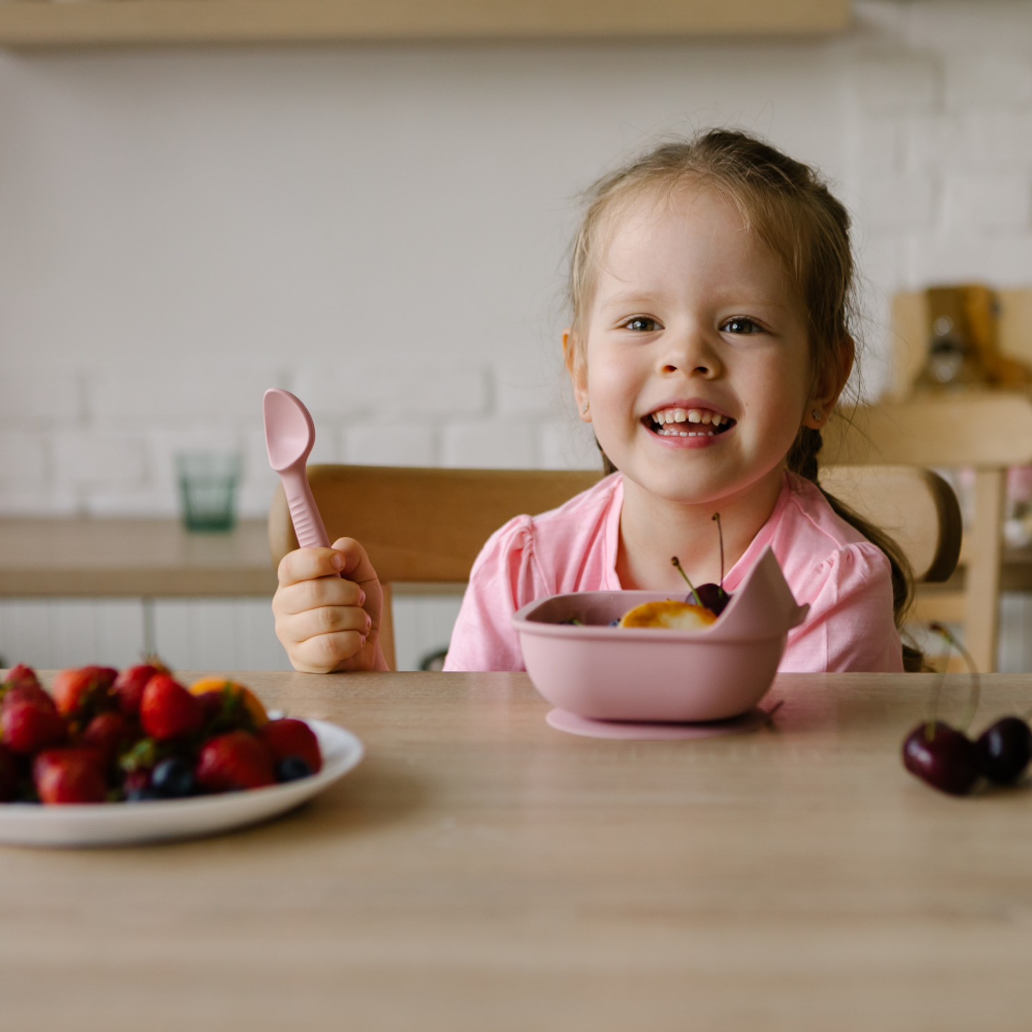 Набор детской посуды iSюминка Силиконовая тарелка на присоске и ложка Пыльная роза - фото 12