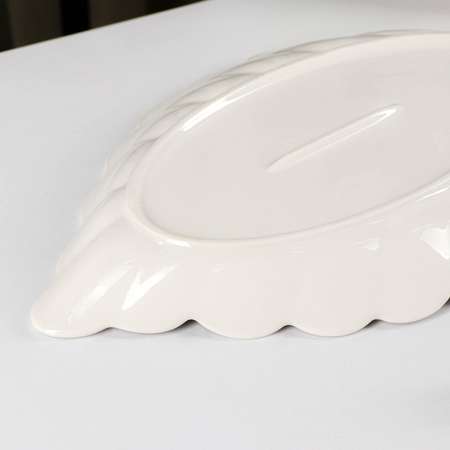 Блюдо сервировочное Sima-Land керамическое «Лист» 30 5×18 см цвет белый
