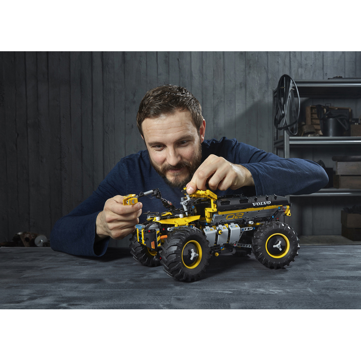 Конструктор LEGO Technic Volvo колёсный погрузчик ZEUX 42081 - фото 15