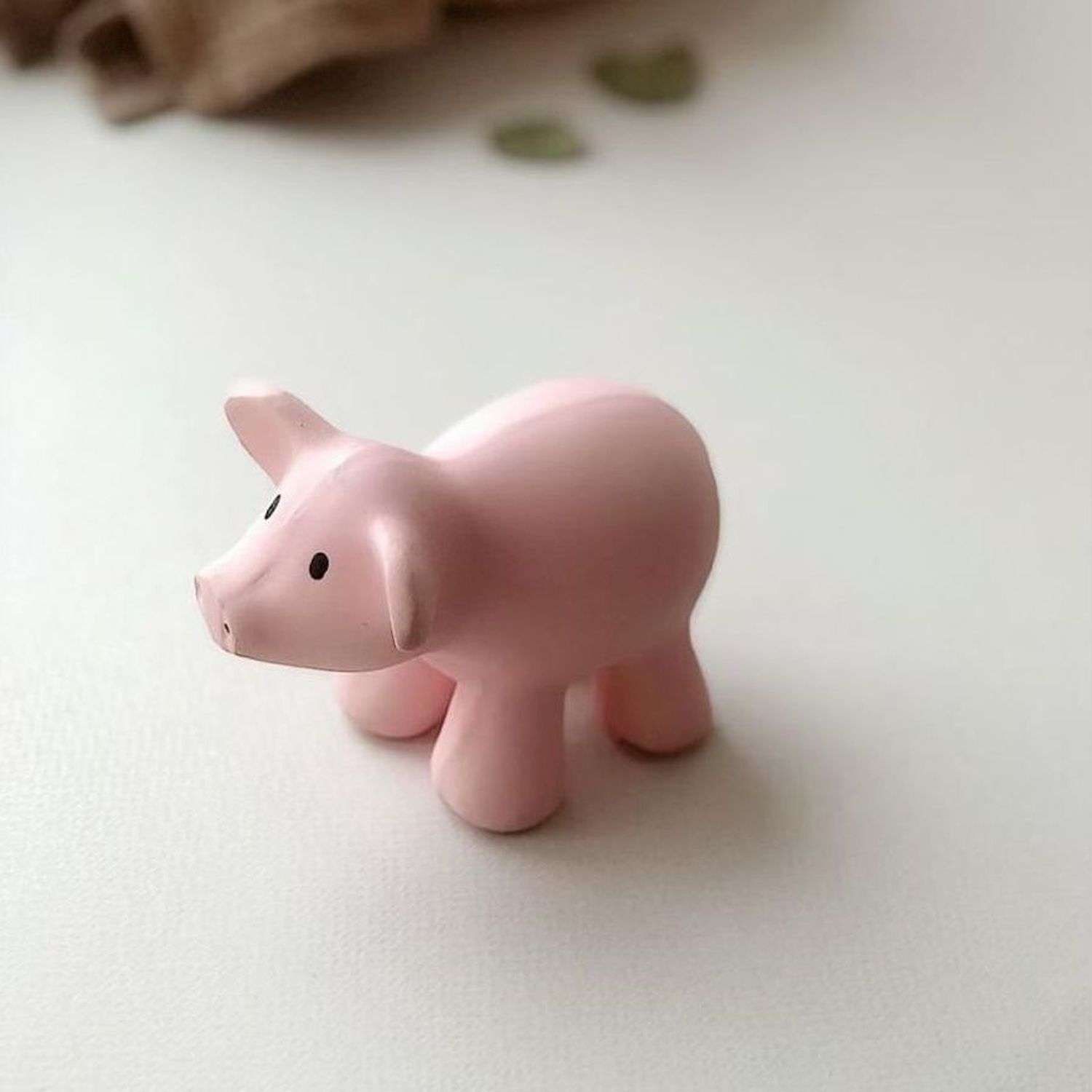 Игрушка из каучука Tikiri Свинка в подарочной упаковке - фото 3