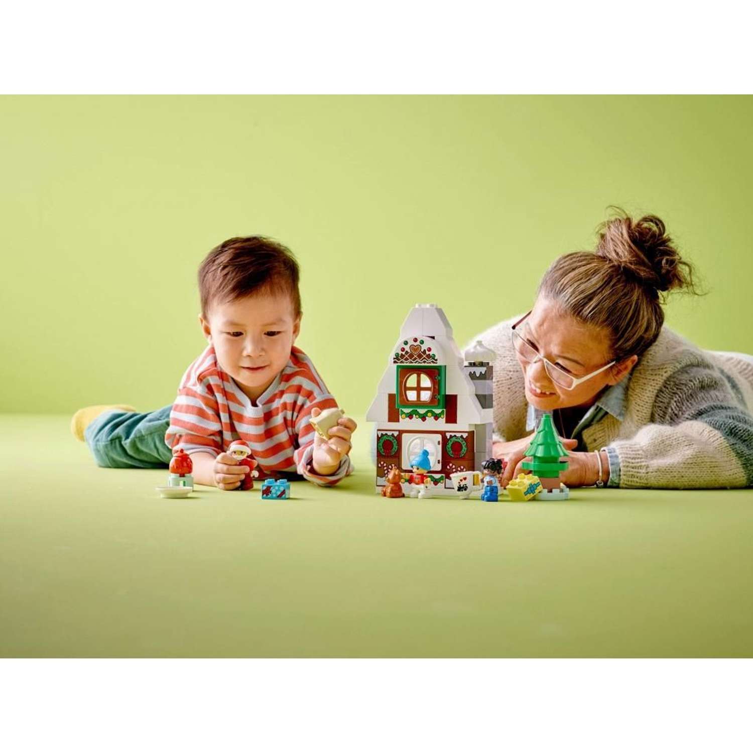 Конструктор LEGO DUPLO Santas Gingerbread House блочный - фото 9