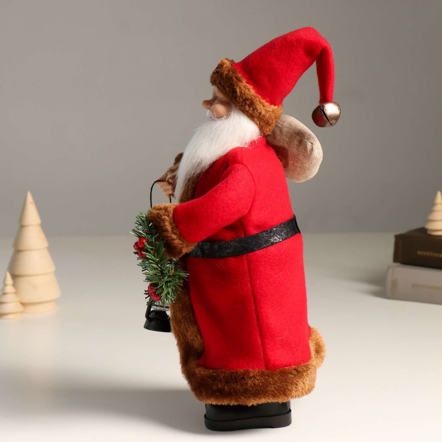 Кукла интерьерная Зимнее волшебство «Дед Мороз с подарками веночком и фонариком» 37 см - фото 4