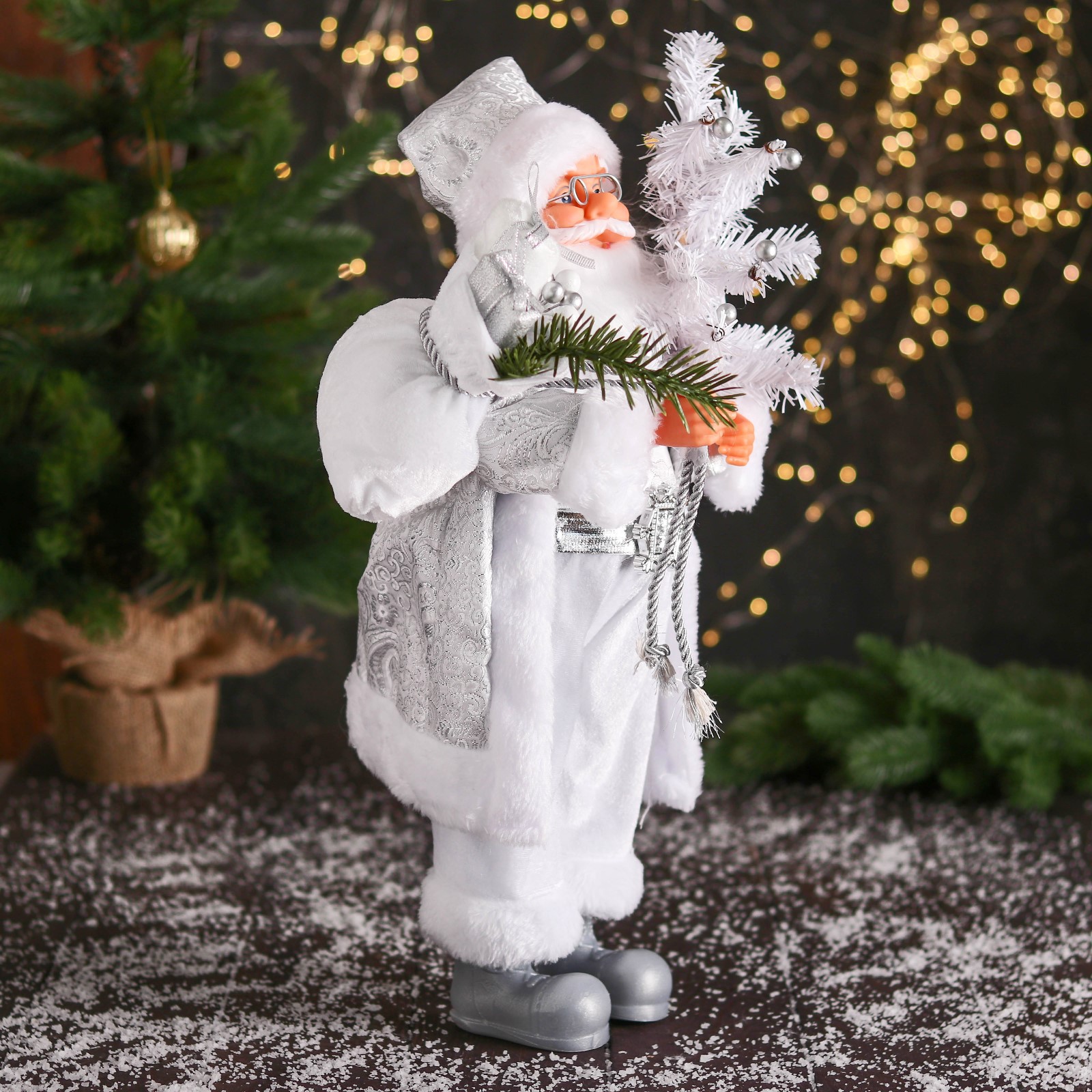 Дед мороз Зимнее волшебство «В высоком колпачке в ремешке и с мешком» 44 см серебристо-белый - фото 2