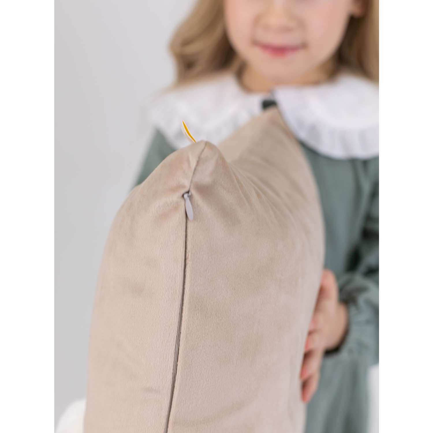 Подушка декоративная детская Мишель Зайка с пушистым хвостом бежевый цвет левая - фото 6