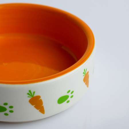 Миска Пижон керамическая для грызунов двухцветная с морковками 80мл 8.8х8.8х3 см оранжево-белая