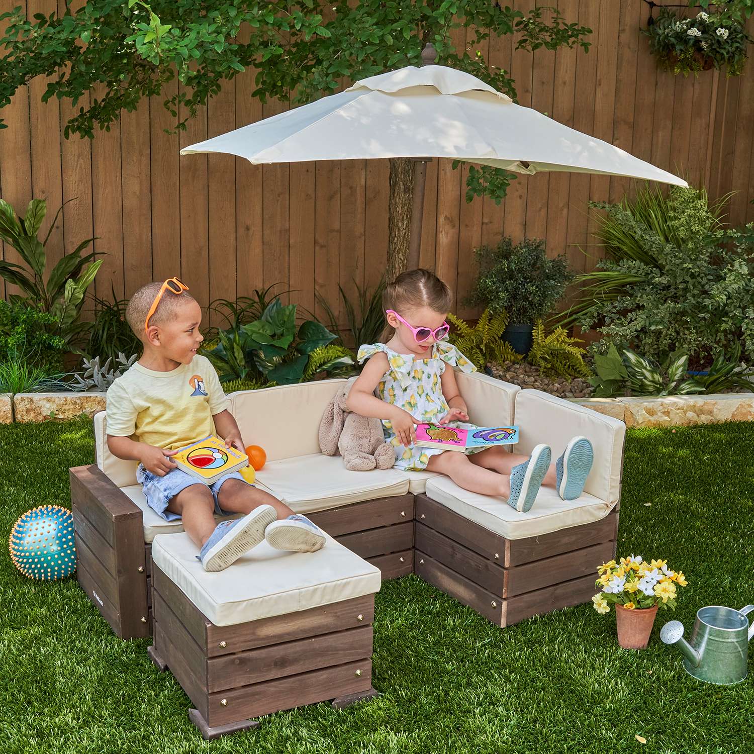 Набор садовой мебели для детей KidKraft секционный диван пуф-стол зонт бежево-коричневый - фото 1