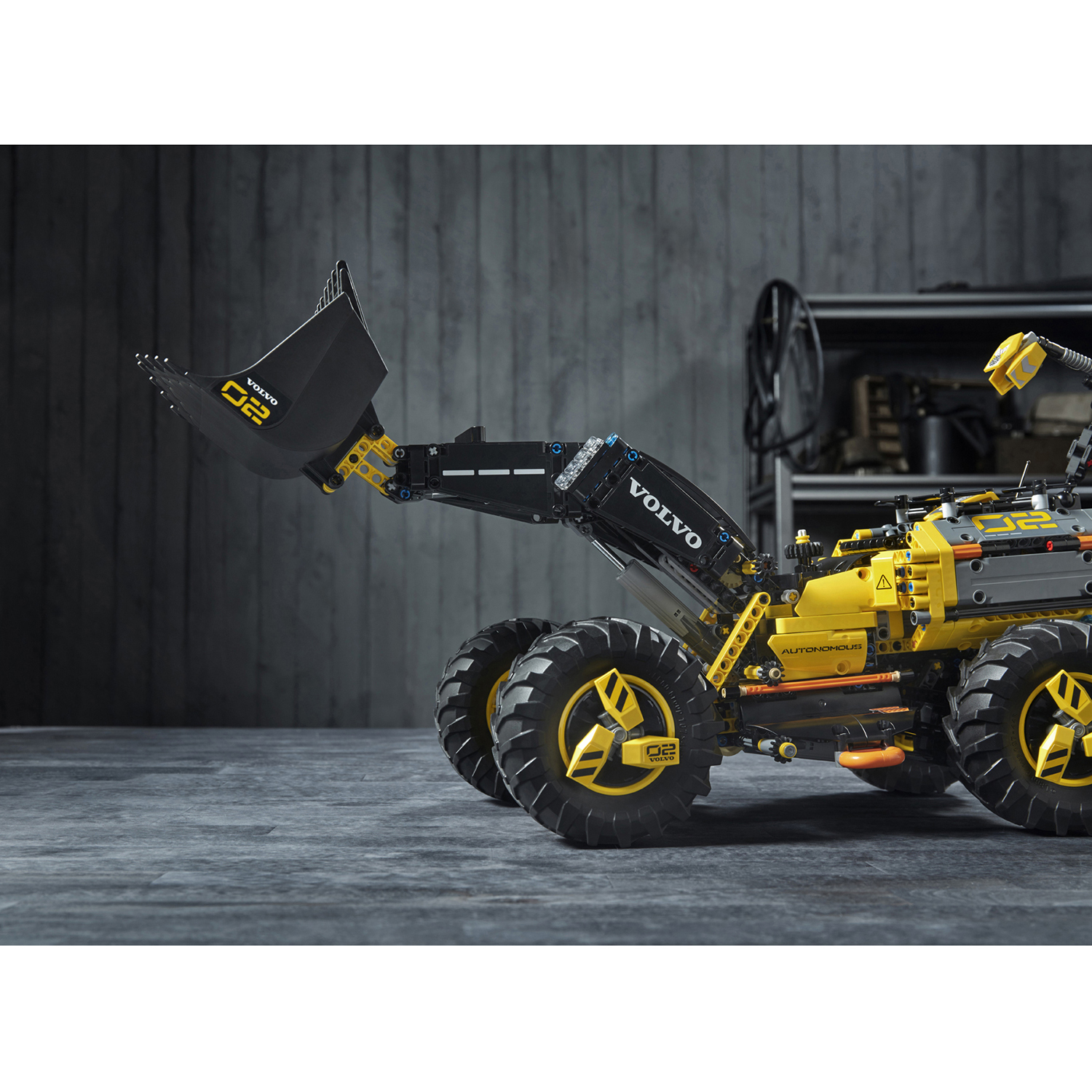 Конструктор LEGO Technic Volvo колёсный погрузчик ZEUX 42081 - фото 33