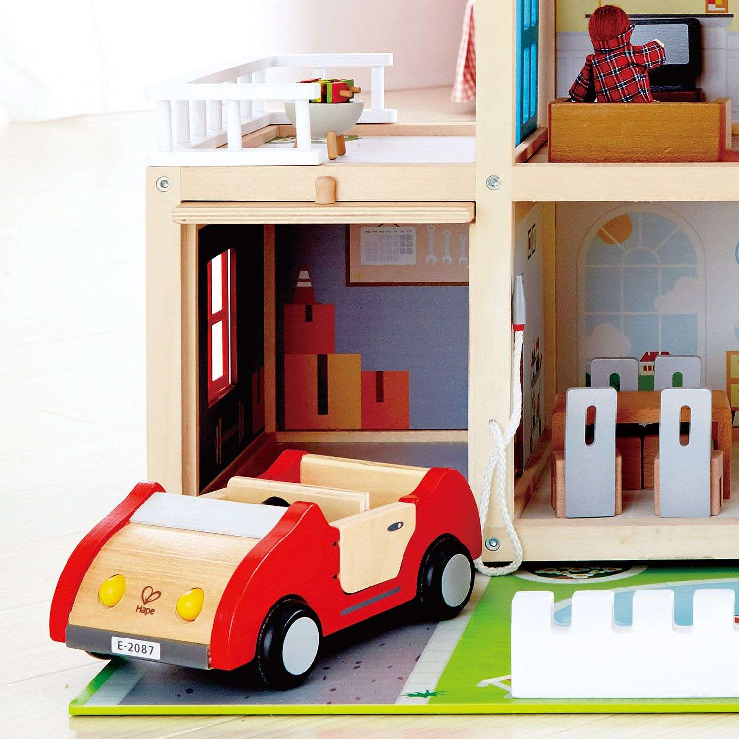 Кукольный домик Hape Семейный особняк с мебелью 29 предметов с 4 куклами свет звук E3405_HP E3405_HP - фото 10