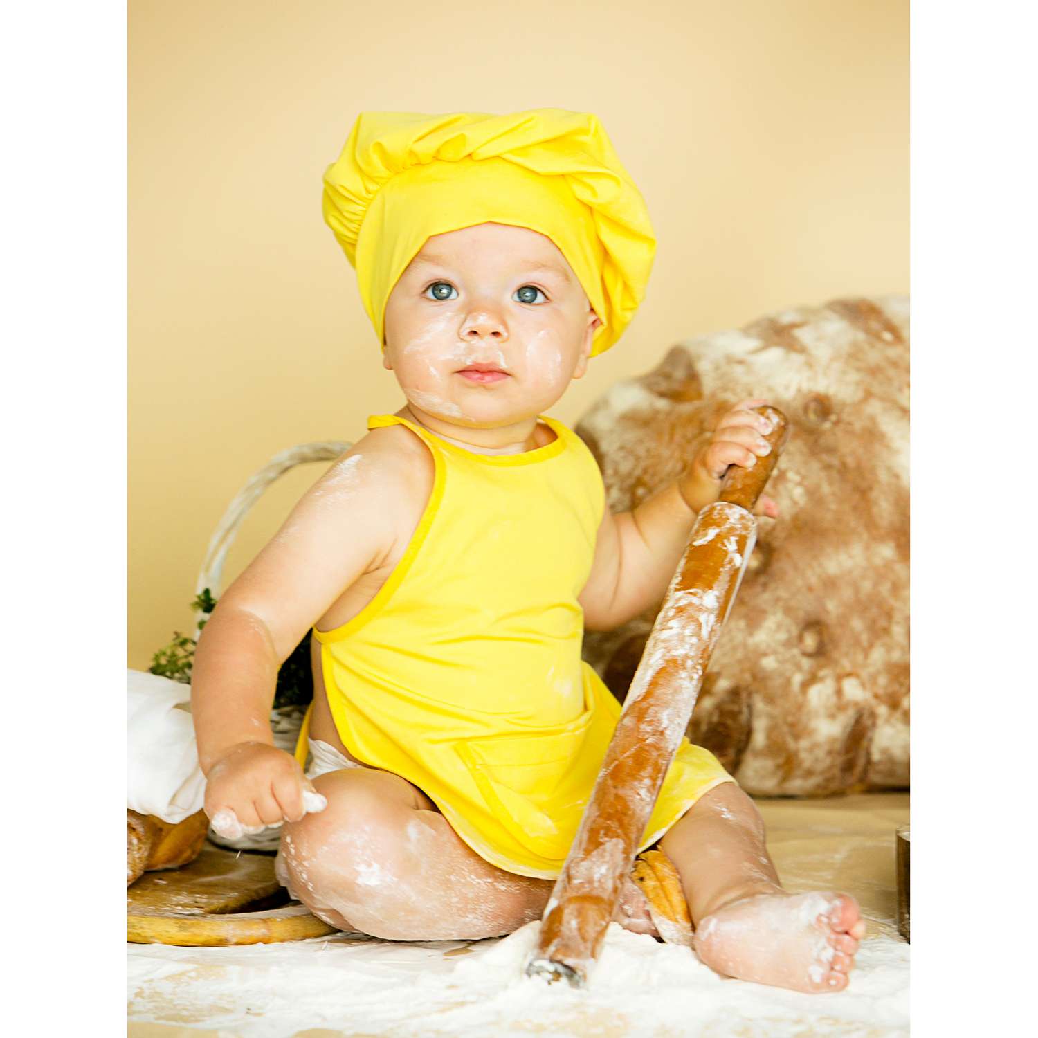 Включи ребенка в желтом. Малыш желтый. Младенец в желтом. Костюм поваренка для малыша. Младенец в желтой шапочке.