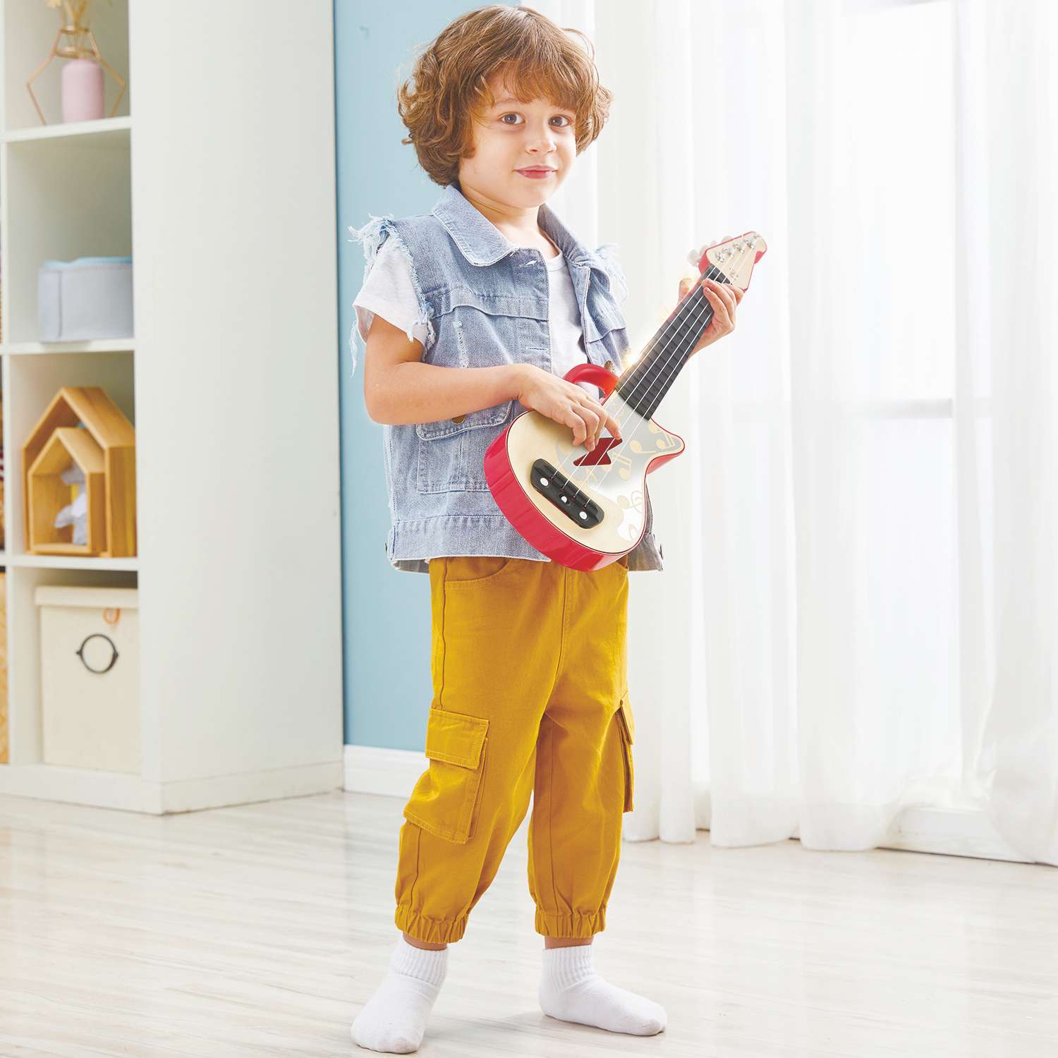 Музыкальная игрушка HAPE Гавайская гитара для детей Мерцающая укулеле красная - фото 2