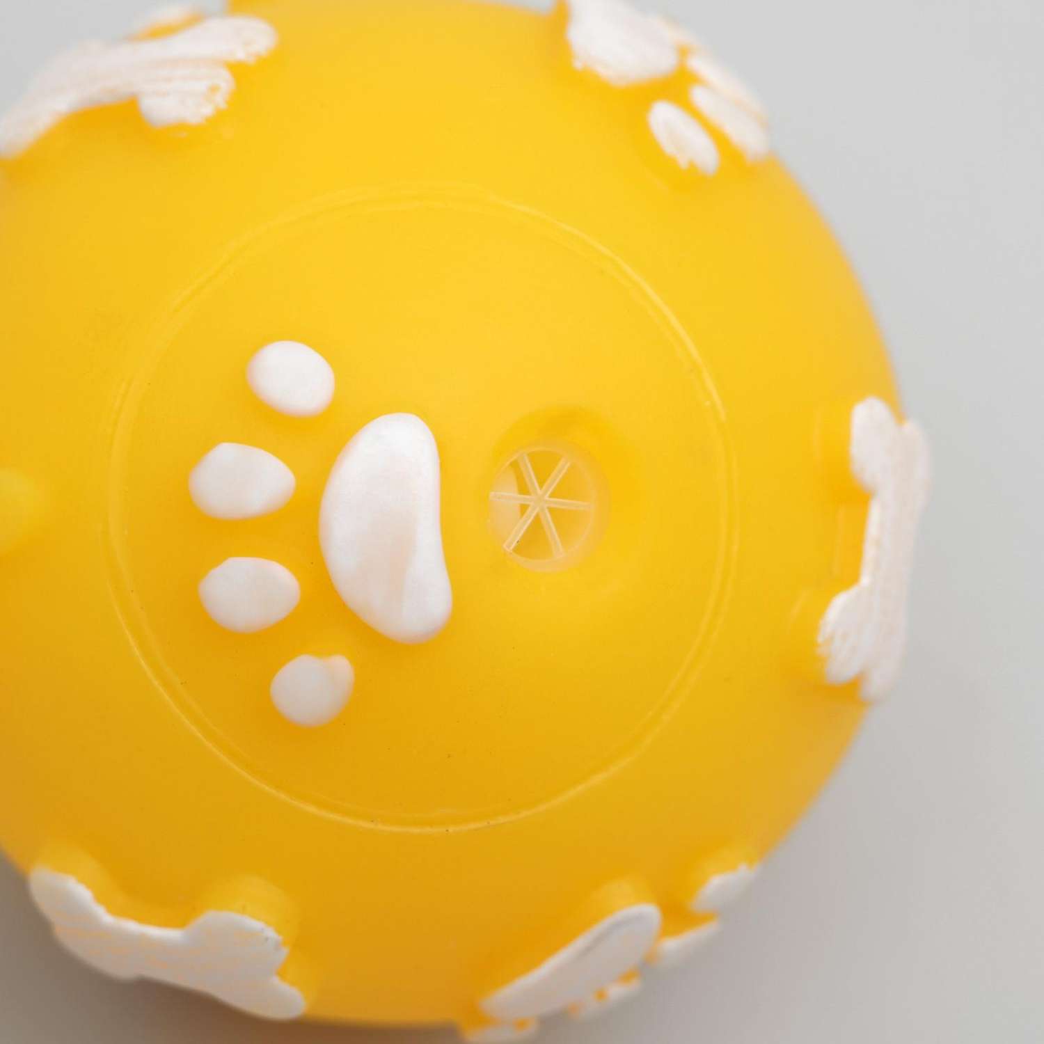 Игрушка для собак Пижон Мячик с пищалкой «Лапки» 5.5 см жёлтый - фото 2
