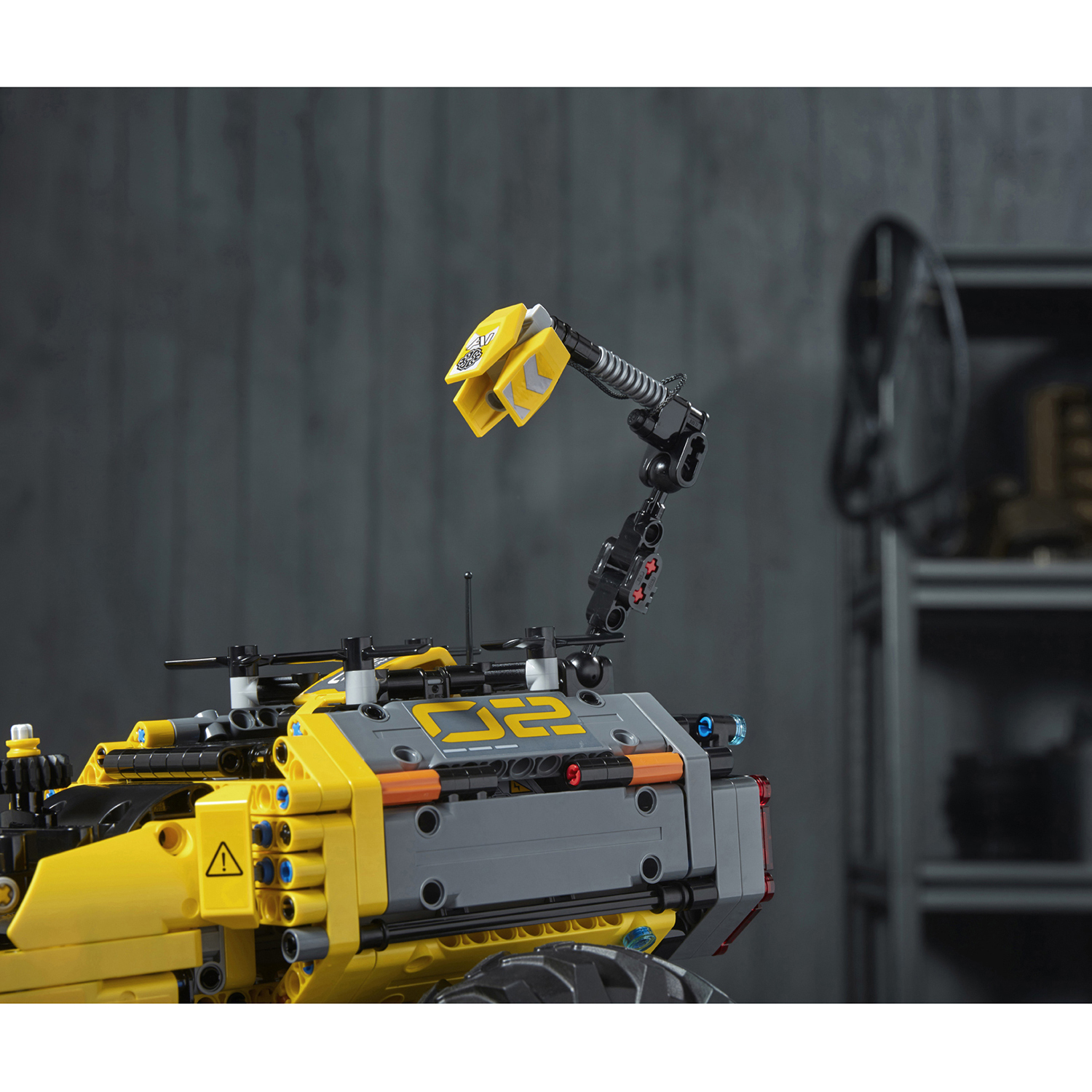 Конструктор LEGO Technic Volvo колёсный погрузчик ZEUX 42081 - фото 26