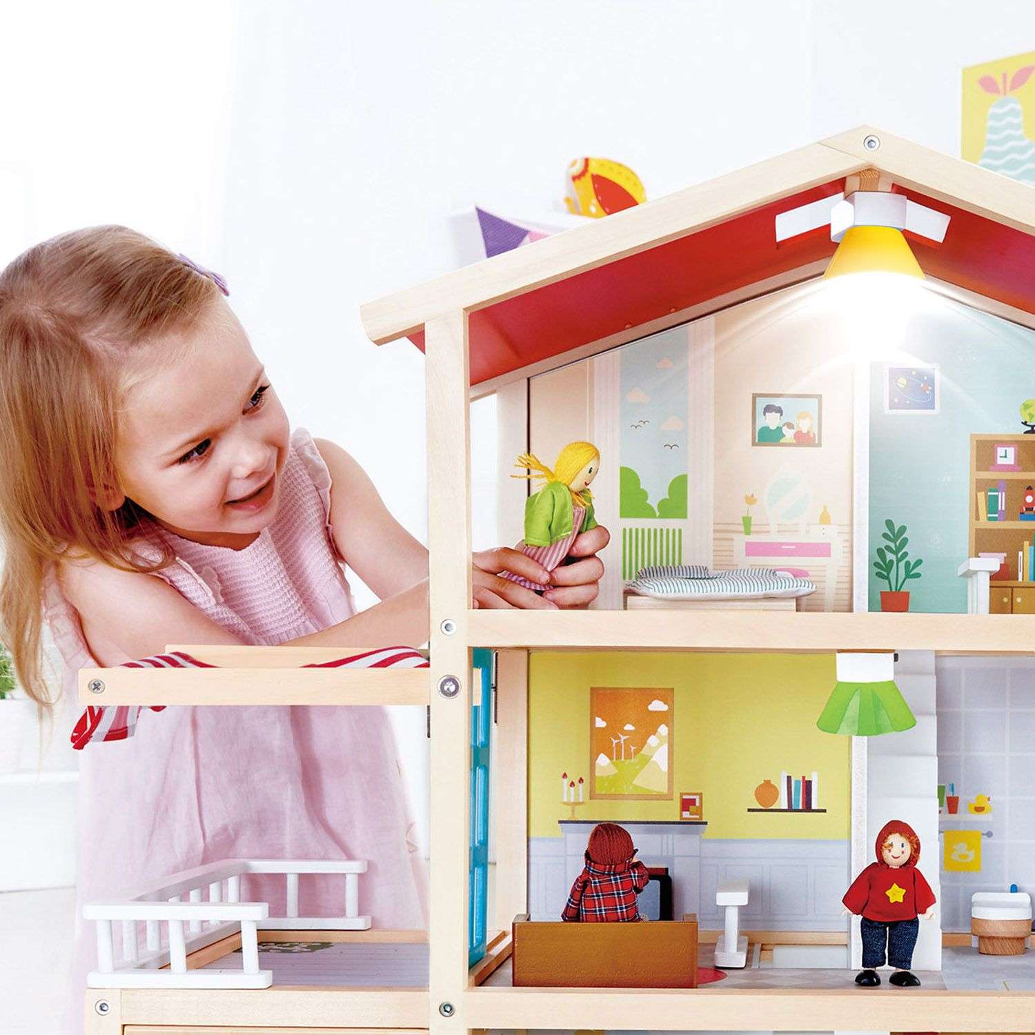 Кукольный домик Hape Семейный особняк с мебелью 29 предметов с 4 куклами свет звук E3405_HP E3405_HP - фото 4