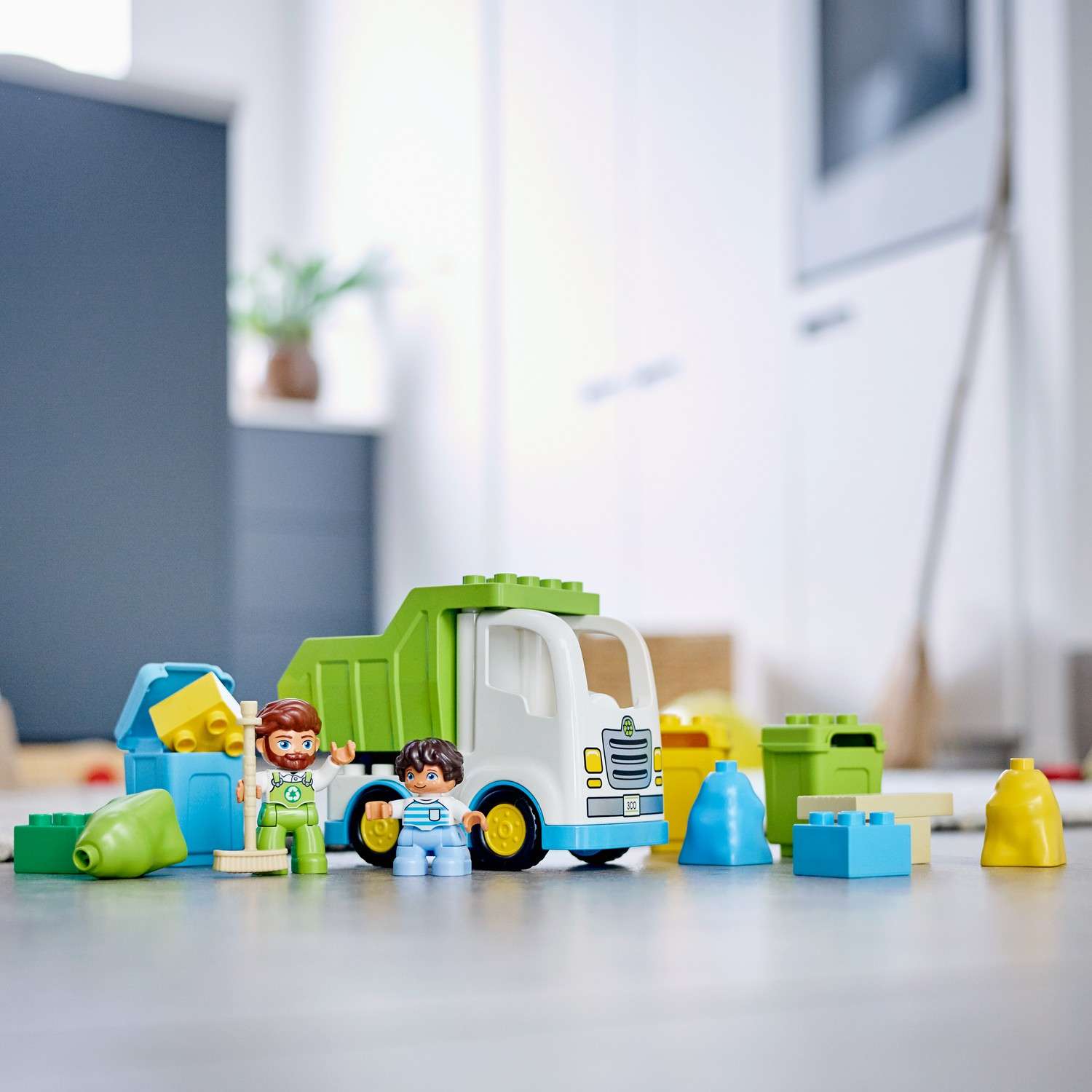 Конструктор LEGO DUPLO Town Мусоровоз и контейнеры для раздельного сбора мусора 10945 - фото 11