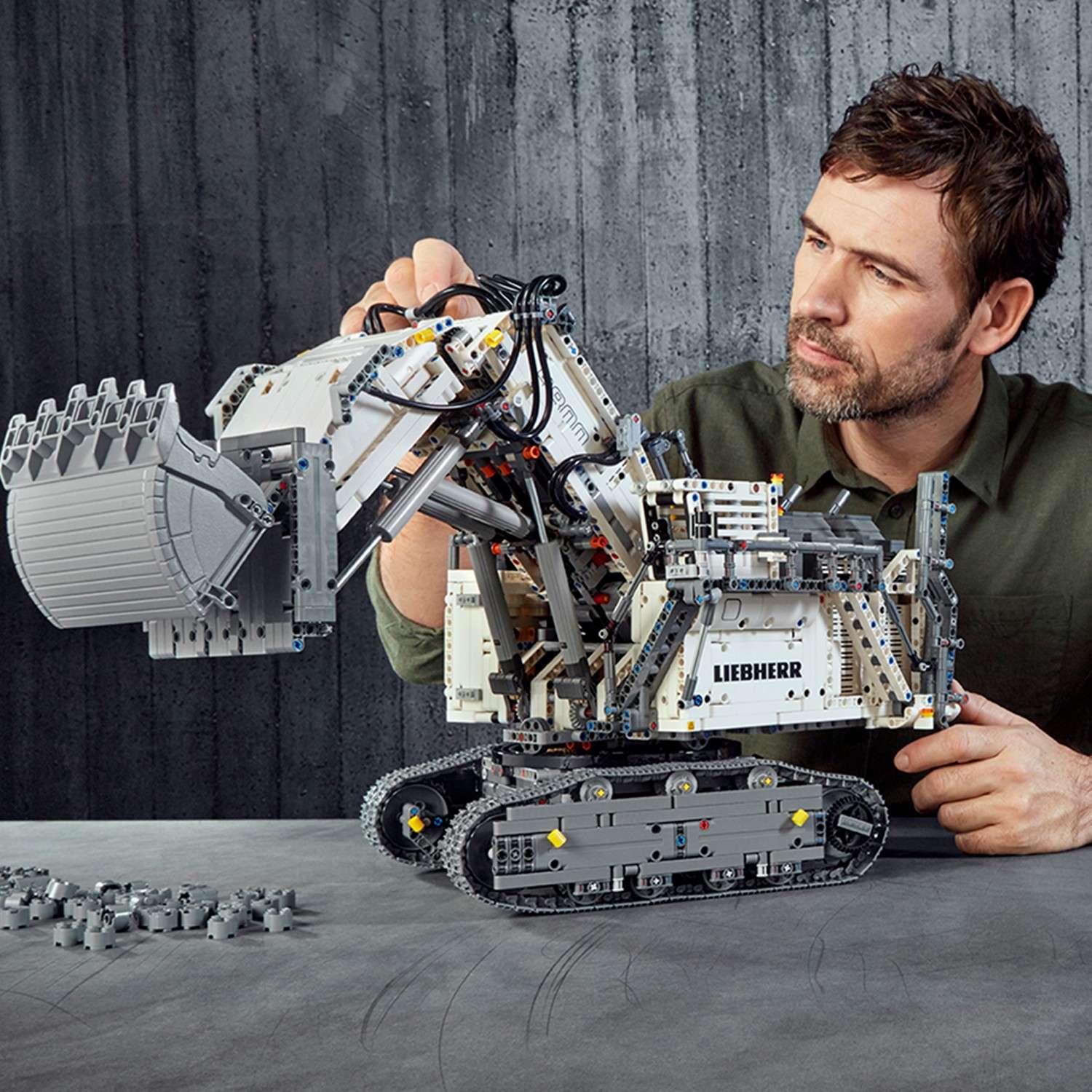 Конструктор LEGO Technic Экскаватор Liebherr R 9800 42100 - фото 16