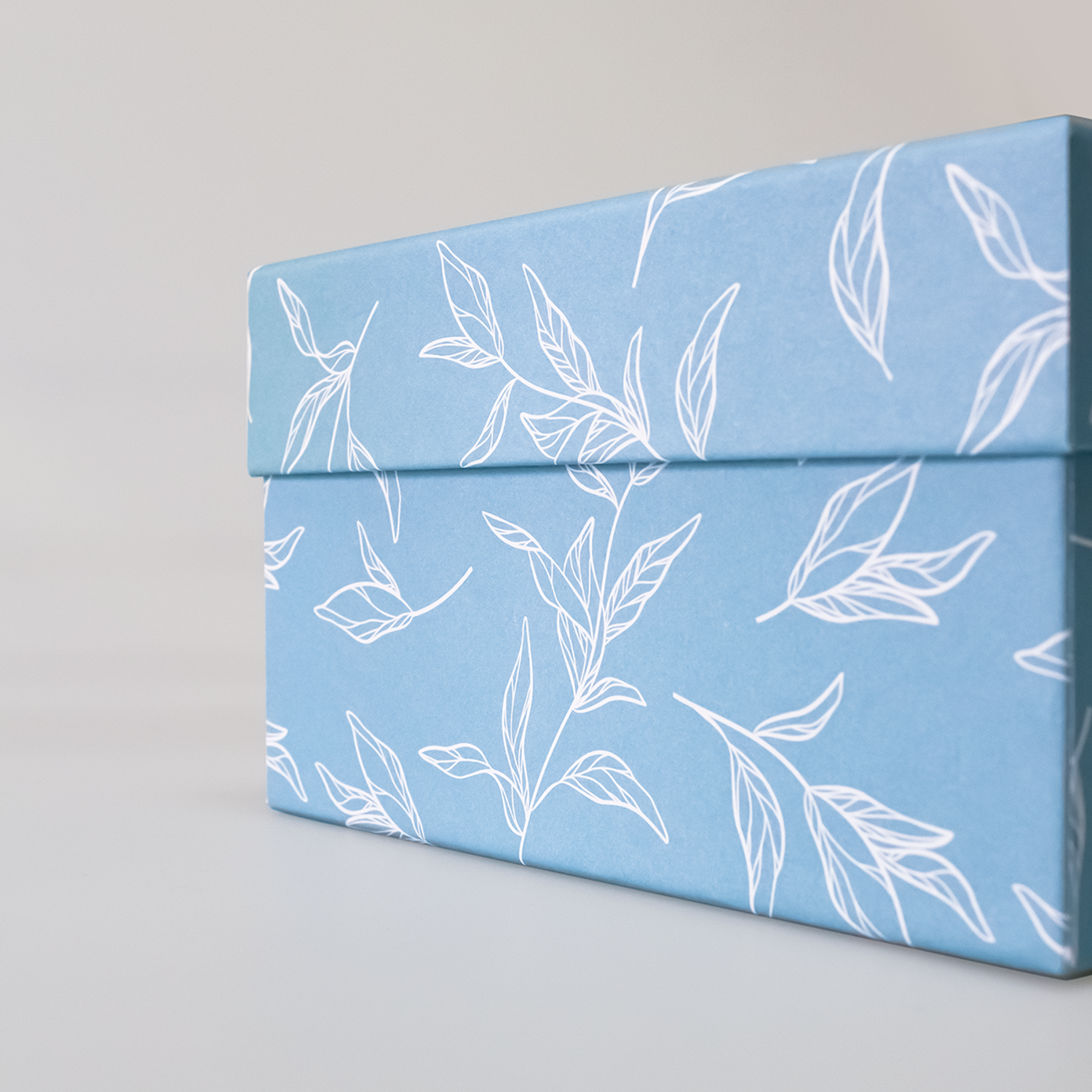 Коробка подарочная Cartonnage крышка-дно Листья белый голубой - фото 3