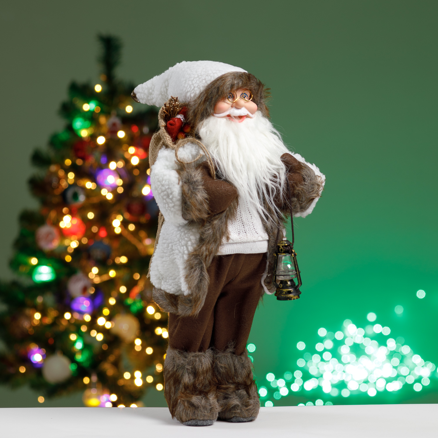 Фигура декоративная BABY STYLE Игрушка Дед Мороз в белом костюме с фонариком и мешком подарков 45 см - фото 2