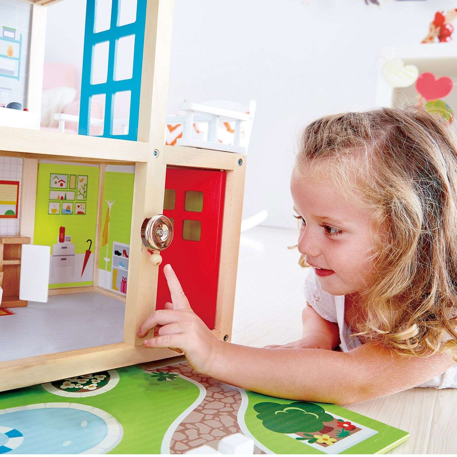 Кукольный домик Hape Семейный особняк с мебелью 29 предметов с 4 куклами свет звук E3405_HP E3405_HP - фото 6