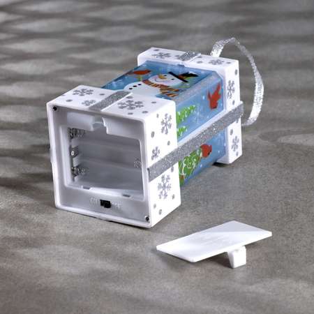 Светодиодная фигура Sima-Land «Белый подарок со снеговиком» батарейки не в комплекте эффект пламени