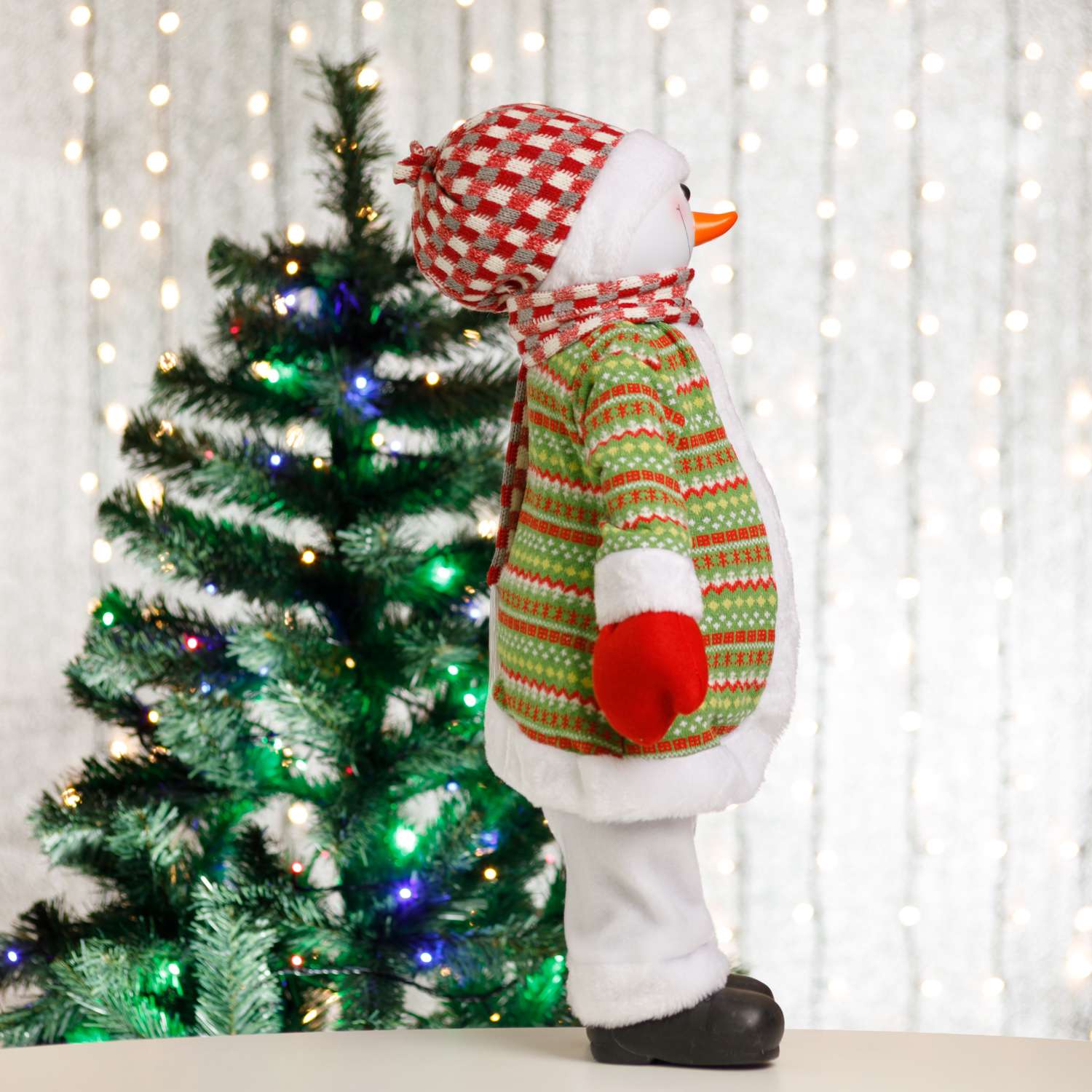 Фигура декоративная BABY STYLE Снеговик в зеленом костюме с шарфиком в клетку 60 см - фото 5