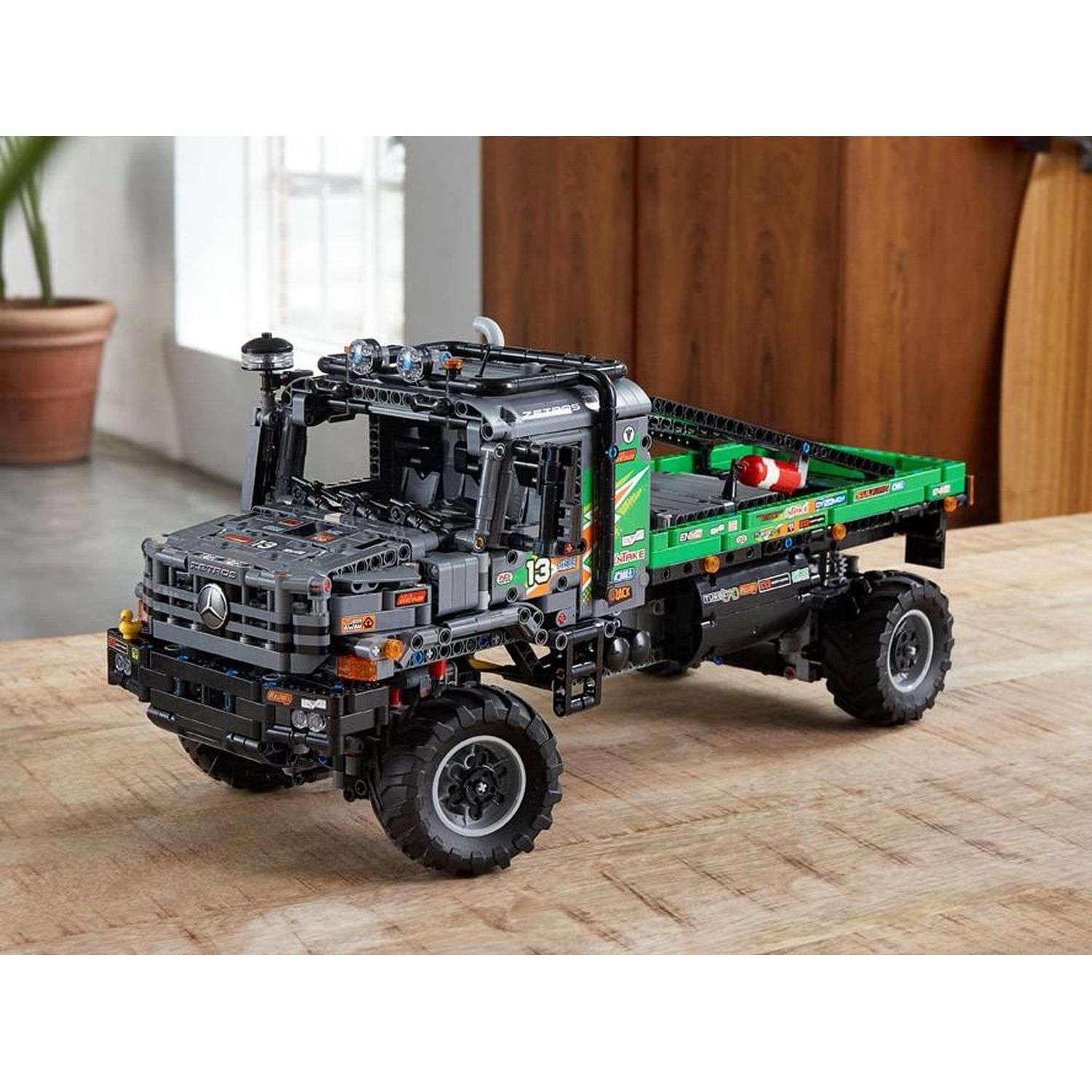 Конструктор LEGO Technic Mercedes-Benz Zetros Trial Truck app-controlled 42129 - фото 11