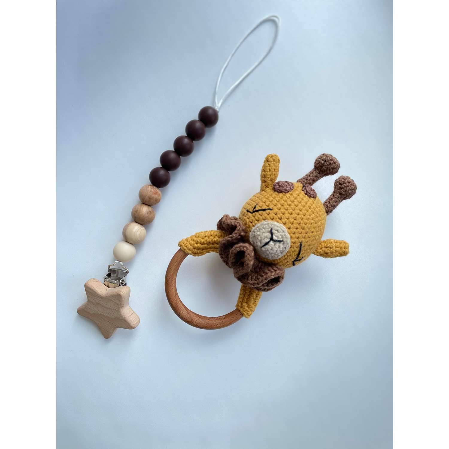 Набор для новорождённого Счастливые Моменты Погремушка Жирафик и держатель для пустышки - фото 1