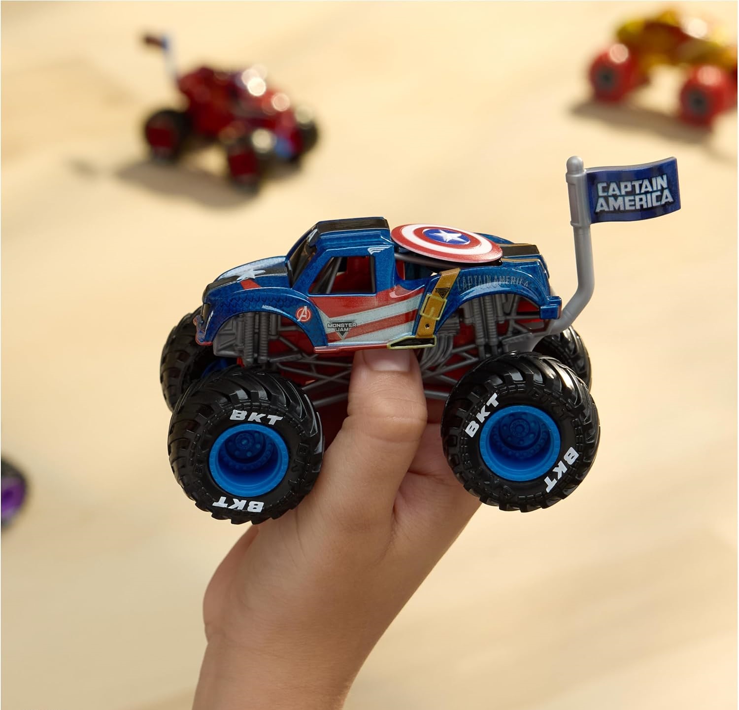 Монстр-трак Monster Jam Marvel Captain America 1:64 синий 6069960 - фото 4