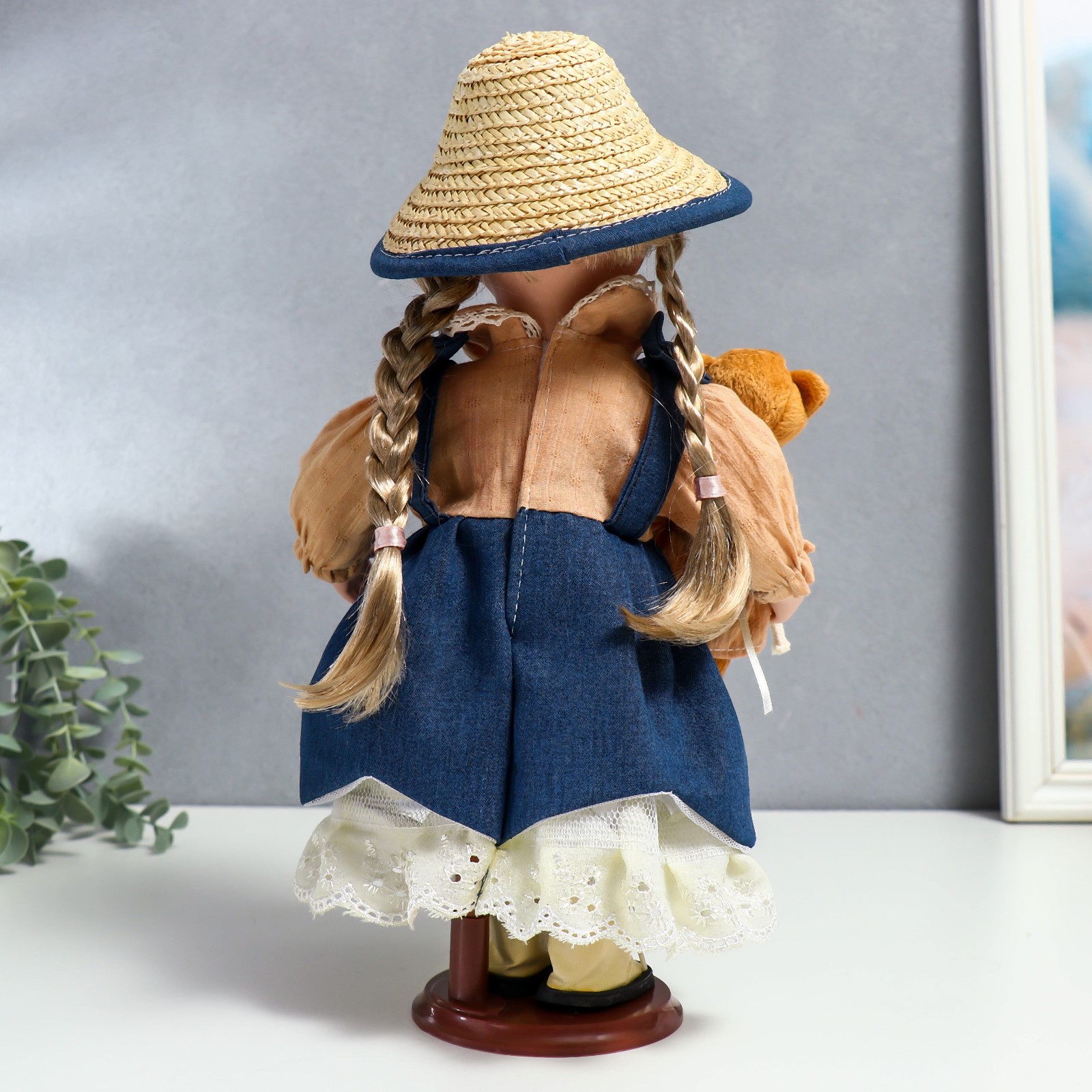 Кукла коллекционная Зимнее волшебство керамика «Сьюзи в джинсовом платье шляпке и с мишкой» 30 см - фото 4