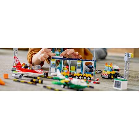 Конструктор LEGO Juniors Городской аэропорт 10764