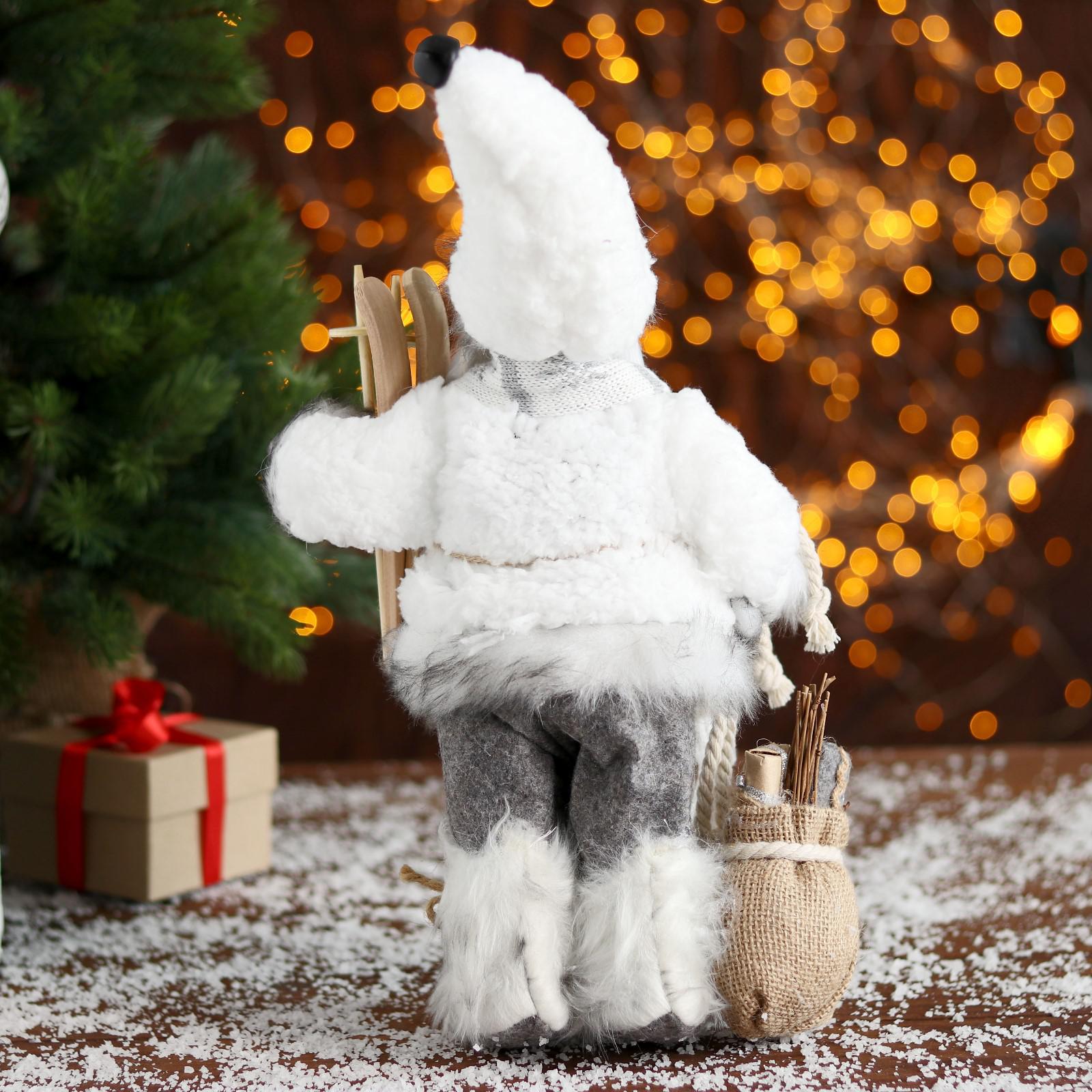 Дед мороз Зимнее волшебство «В белой шубке с лыжами» 18х30 см - фото 3