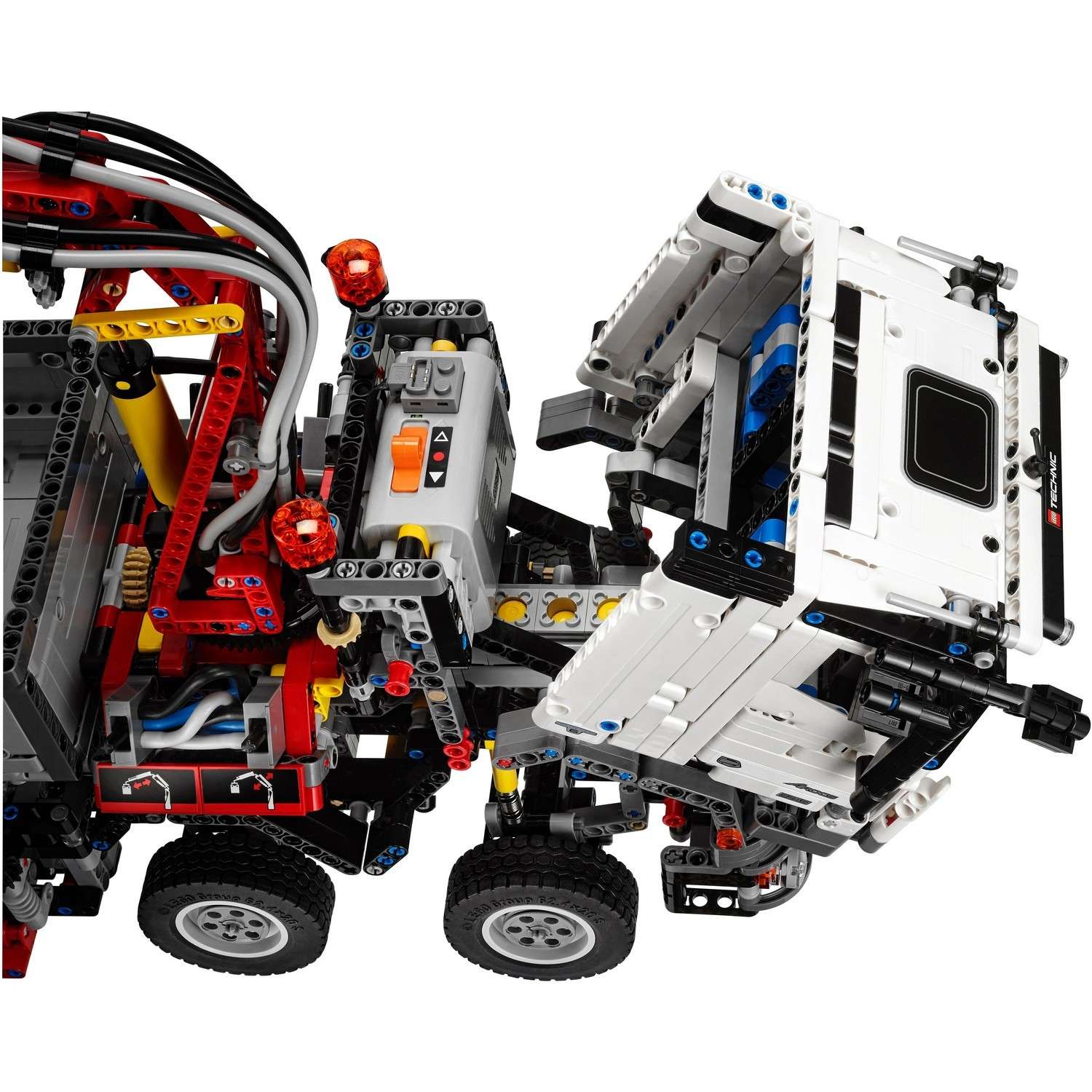 Конструктор LEGO Technic Mercedes-Benz Arocs 3245 (42043) - фото 11
