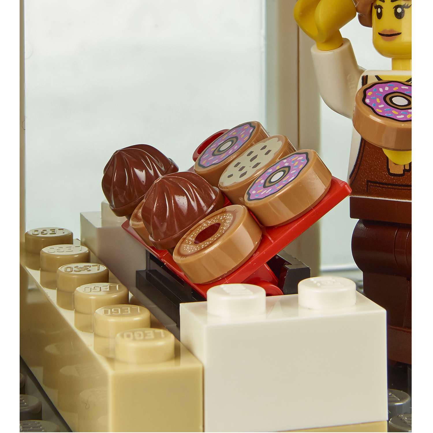 Конструктор LEGO City Town Открытие магазина по продаже пончиков 60233 - фото 11