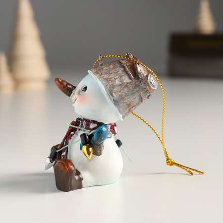 Сувенир Sima-Land полистоун подвеска «Снеговичок с лейкой на голове держит гирлянду» 6х5х6 см