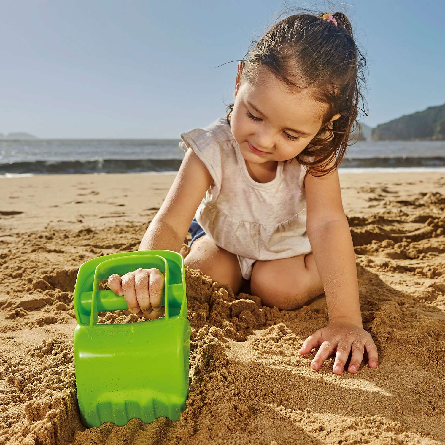 Игрушка для песка HAPE Ручной экскаватор зеленая - фото 1
