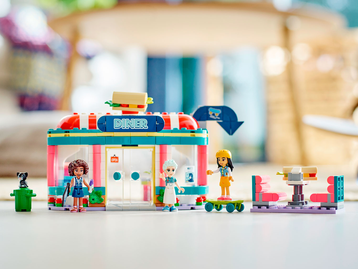 Конструктор детский LEGO Friends Закусочная в центре 41728 - фото 10