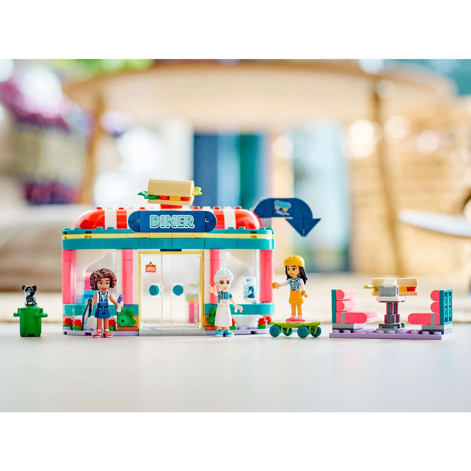 Конструктор детский LEGO Friends Закусочная в центре 41728 - фото 10