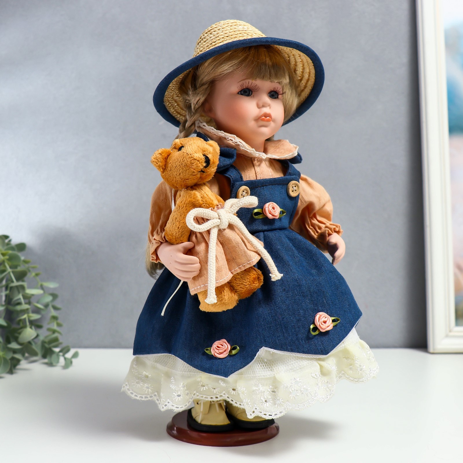 Кукла коллекционная Зимнее волшебство керамика «Сьюзи в джинсовом платье шляпке и с мишкой» 30 см - фото 2