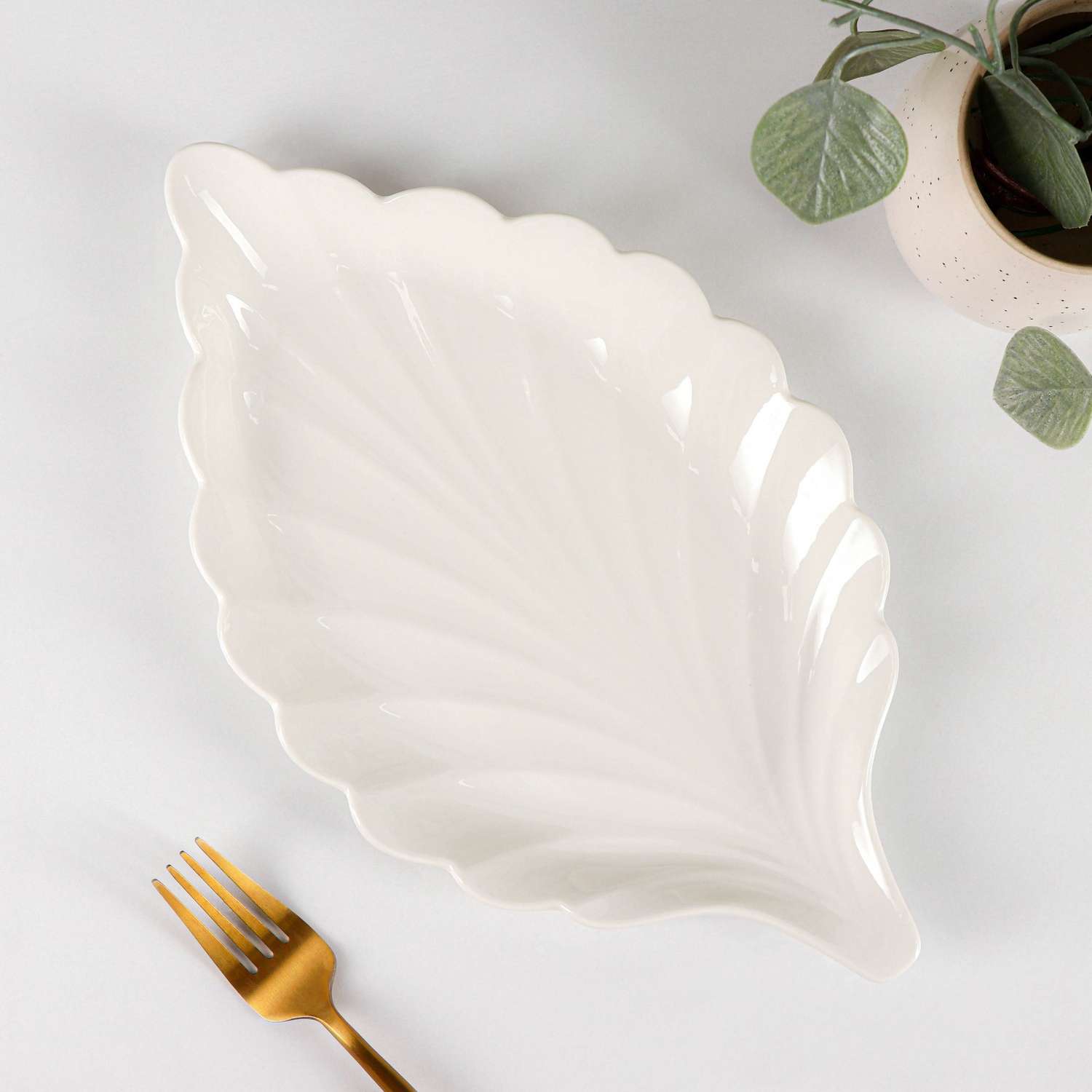 Блюдо Sima-Land керамическое «Лист» 30.5×18 см цвет белый - фото 1