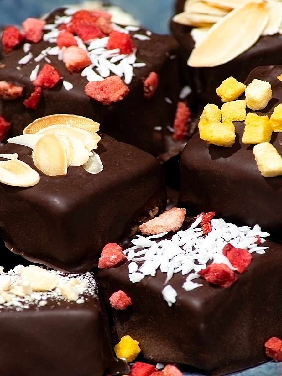 Конфеты шоколадно-марципановые Фабрика Ульянова в деревянной коробке - фото 2
