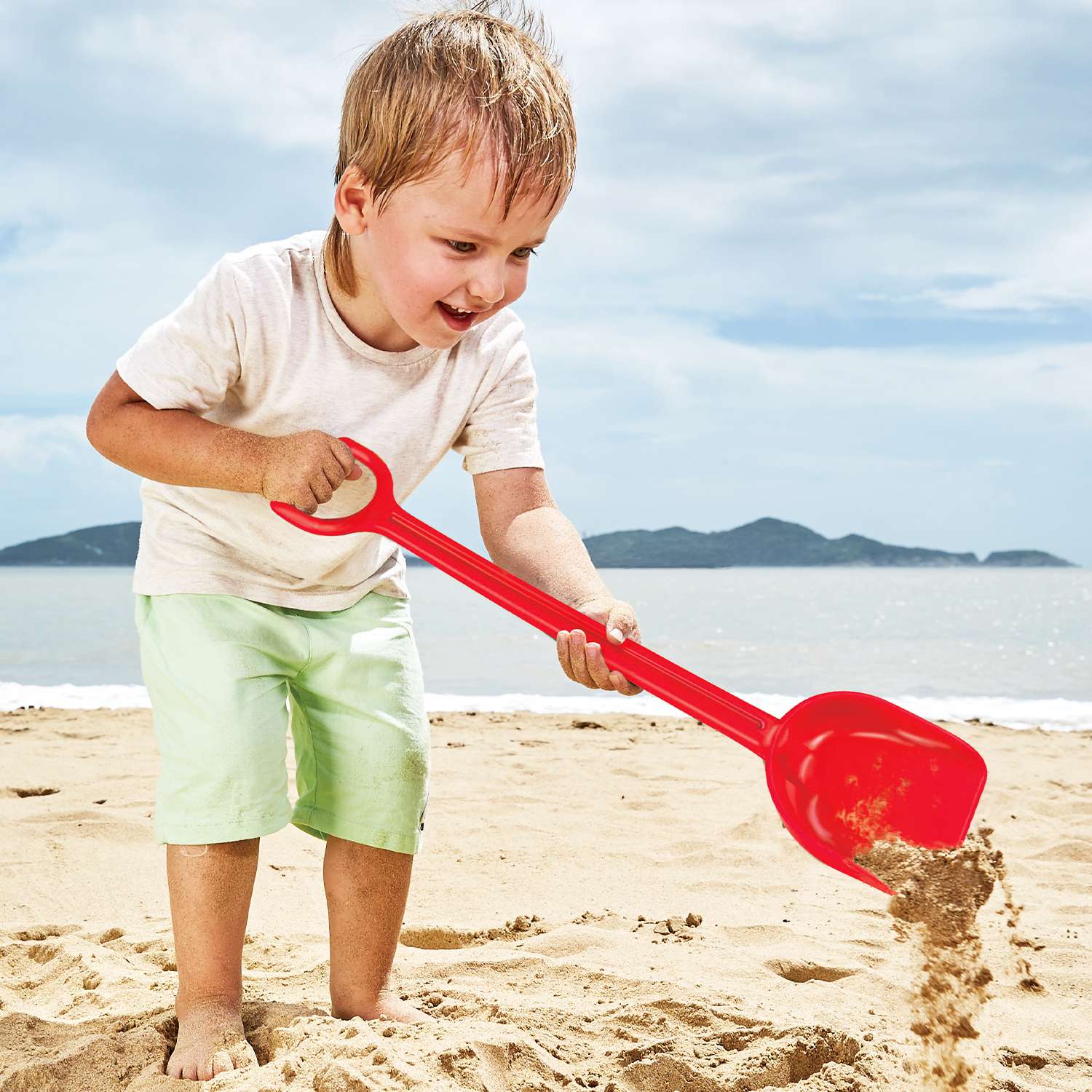 Игрушка для игры на пляже HAPE детская красная лопата для песка 40 см. - фото 1