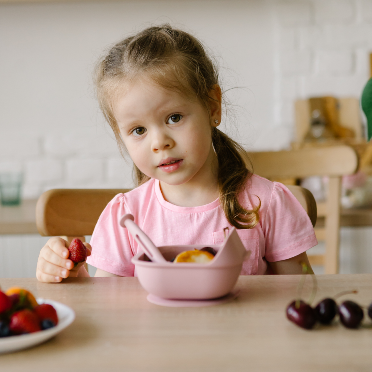 Набор детской посуды iSюминка Силиконовая тарелка на присоске и ложка Пыльная роза - фото 11