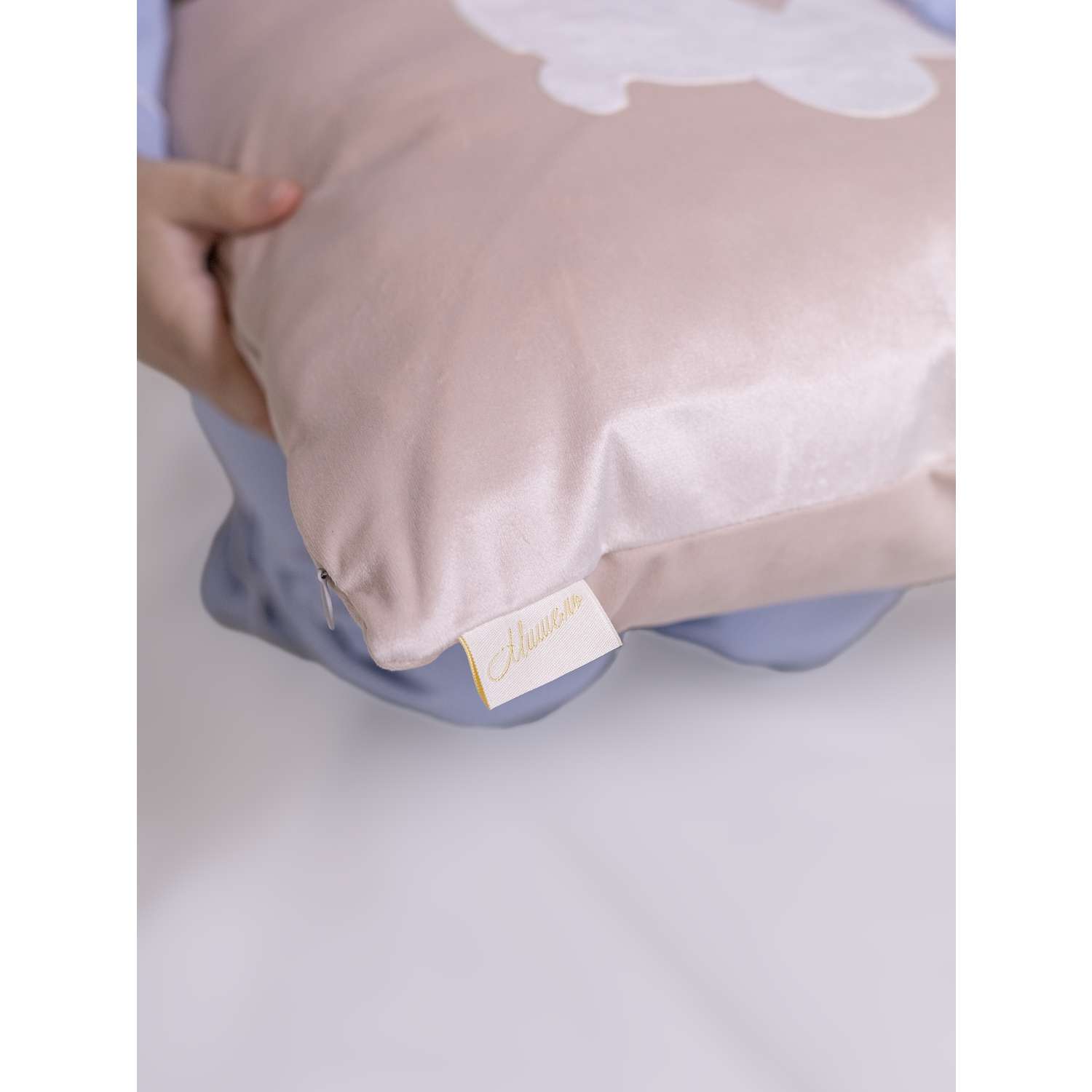 Подушка декоративная детская Мишель Зайка с пушистым хвостом цвет розовая пудра левая - фото 5
