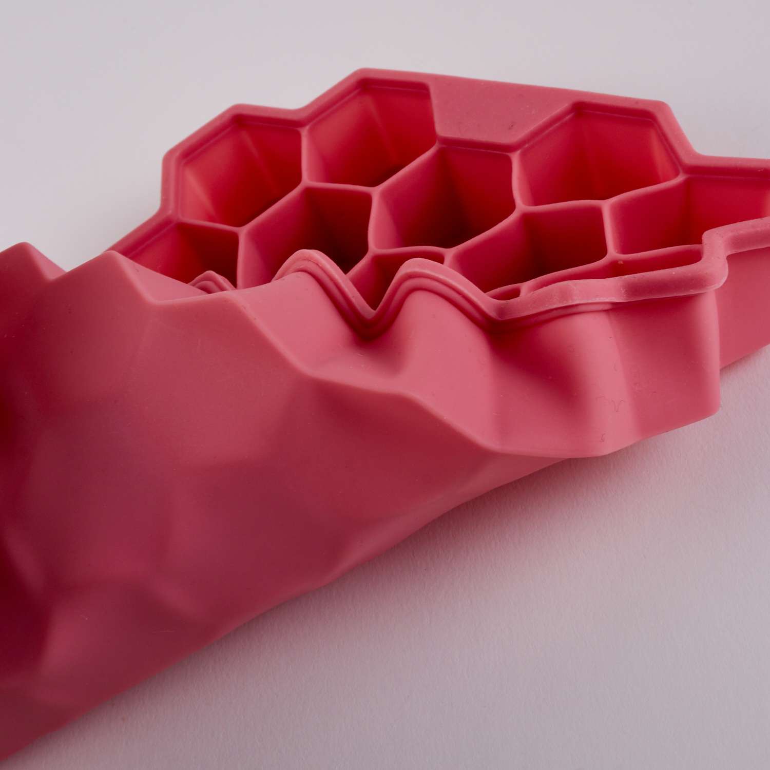 Форма для льда Выручалочка силиконовая Соты 37 ячеек розовая - фото 3