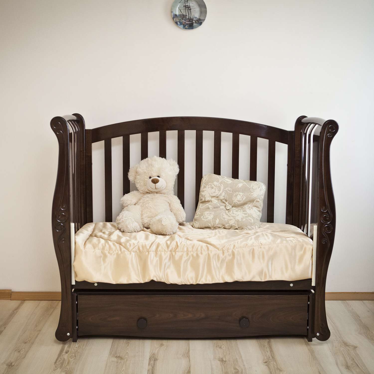 Детская кроватка Красная Звезда (Можга) Ярослава С551 прямоугольная, продольный маятник (шоколад) - фото 2