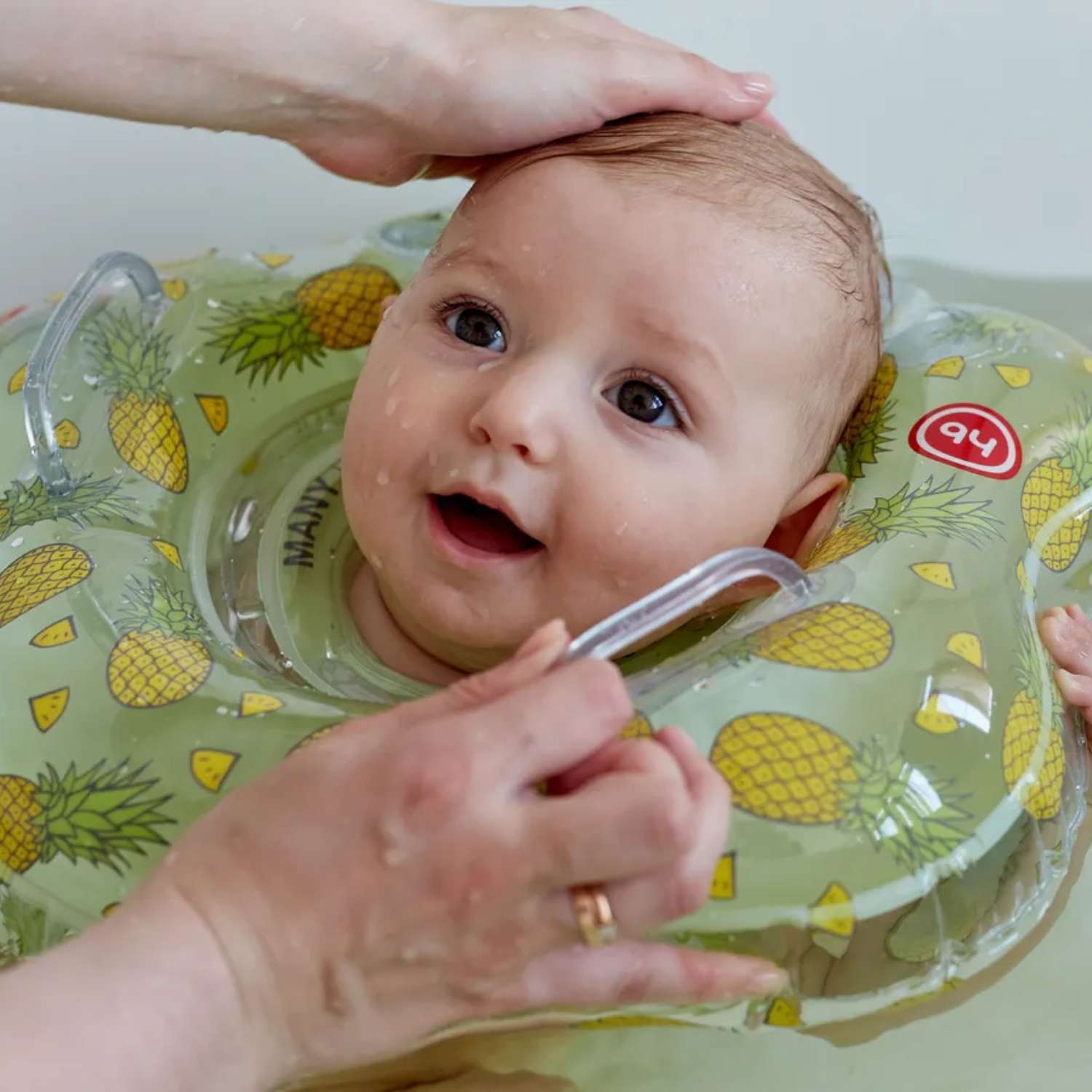 Купание happy baby. Круг для купания младенцев. Круг для купания младенцев на шею. Круг на голову для купания новорожденных. Купание в кругу новорожденного.