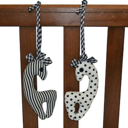 Развивающая игрушка Потешка Жирафики с черно-белыми картинками для новорожденных